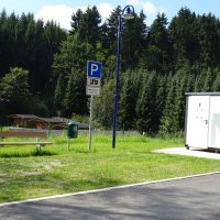 Wohnmobilstellplatz mit Bank und Toilettencontainer