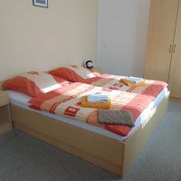 Schlafzimmer mit Doppelbett