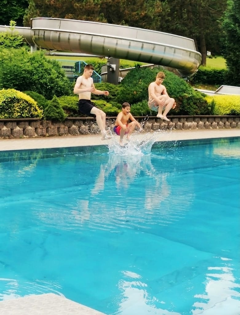 Badespaß im Erlebnisfreibad mit Wasserrutsche und großem Schwimmbecken