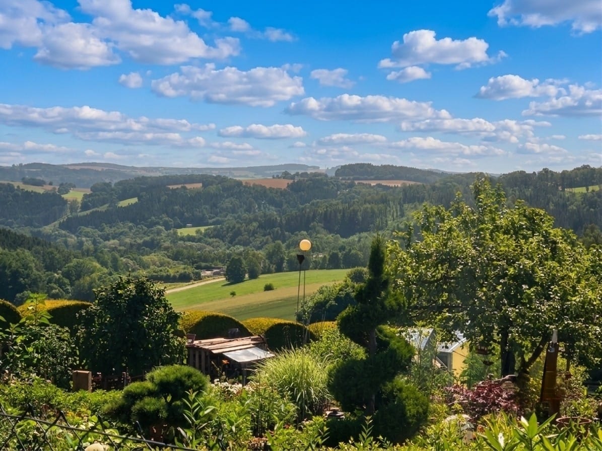 Blick von der Kleingartenanlage am Kegelsberg über das Erzgebirge