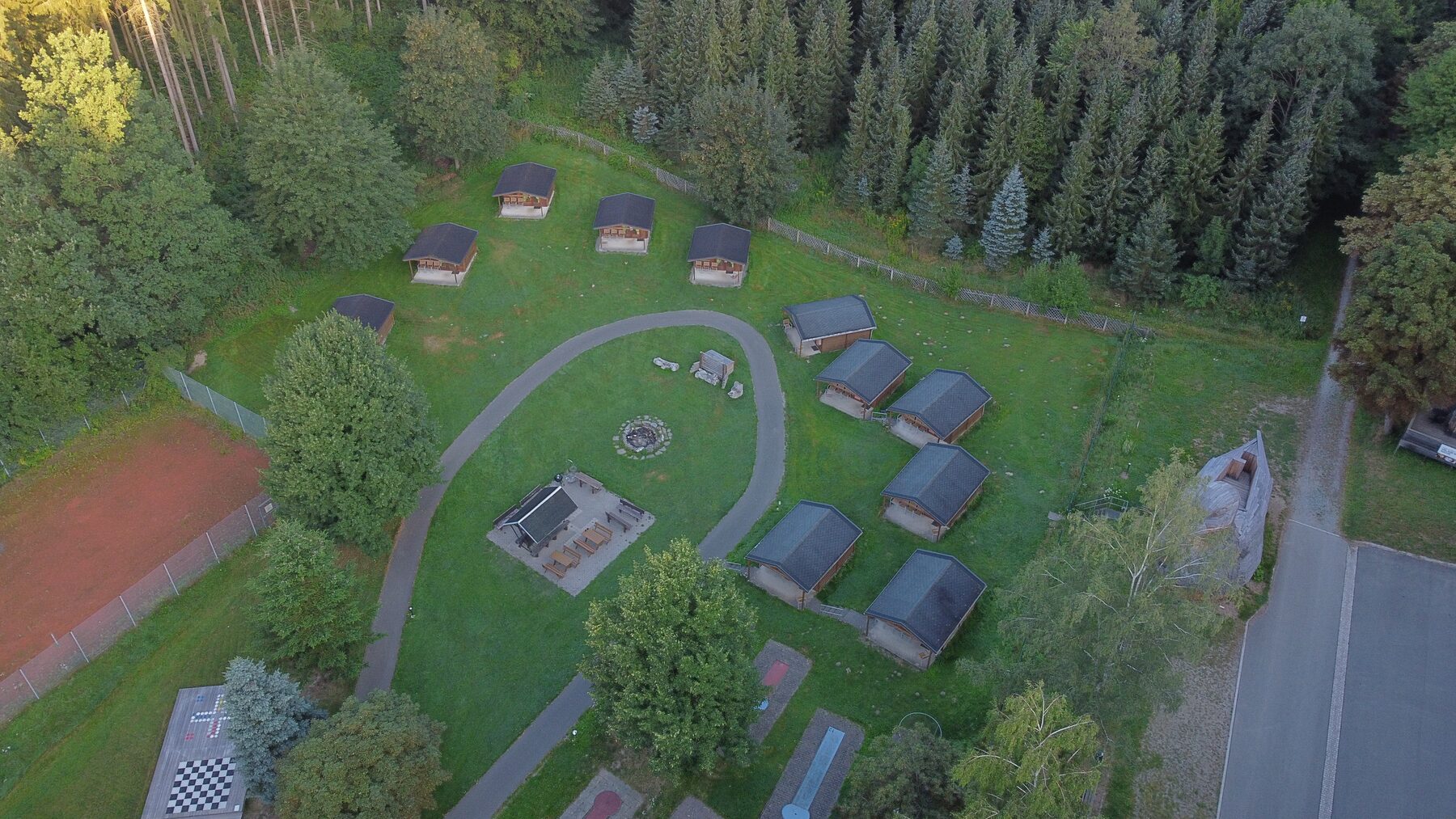 Luftaufnahme der Blockhütten am Kegelsberg