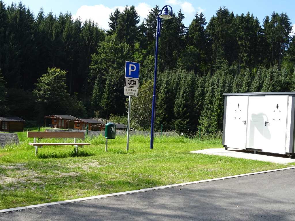 Wohnmobilstellplatz mit Bank und Toilettencontainer